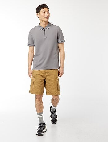 Bermudas chino em sarja lisa com vários bolsos