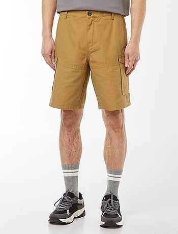 Bermudas chino em sarja lisa com vários bolsos