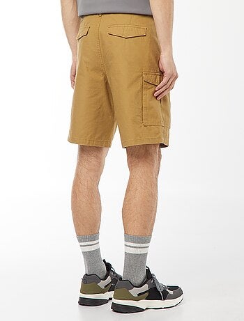 Bermudas chino em sarja lisa com vários bolsos