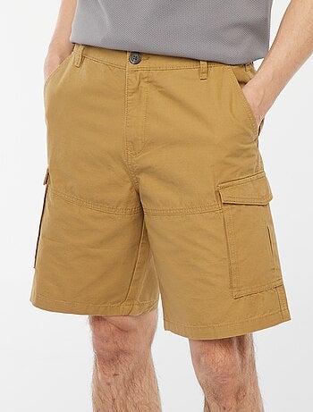 Bermudas chino em sarja lisa com vários bolsos