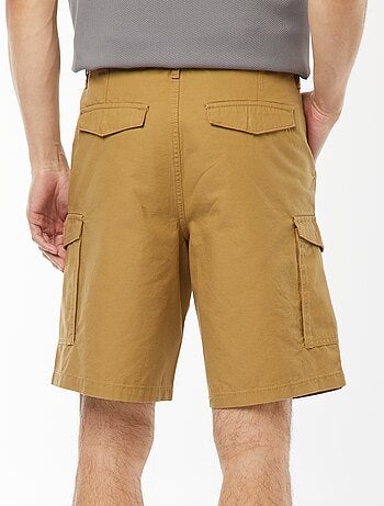 Bermudas chino em sarja lisa com vários bolsos