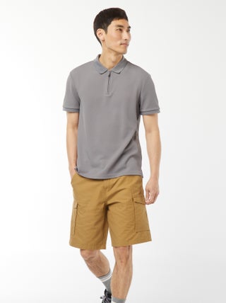 Bermudas chino em sarja lisa com vários bolsos