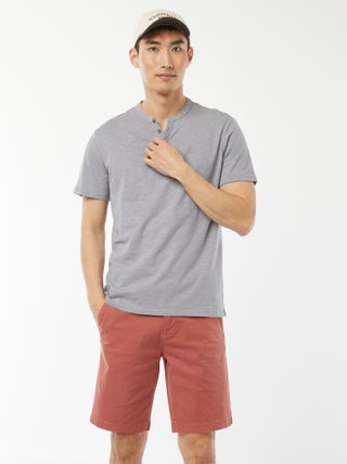 Bermudas chino em sarja lisa