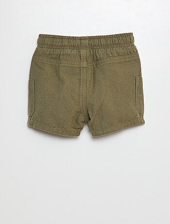 Bermudas com bolsos de chapa