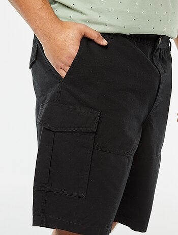 Bermudas de sarja com vários bolsos