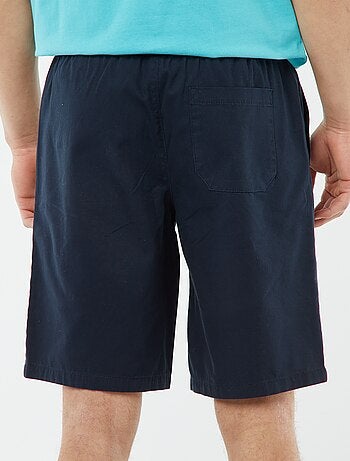 Bermudas em sarja lisa
