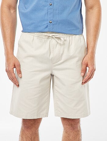 Bermudas em sarja lisa