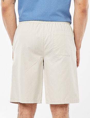 Bermudas em sarja lisa