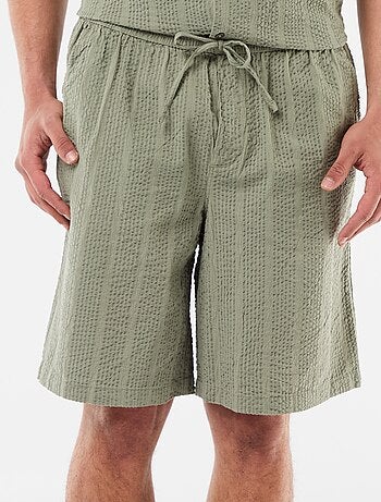 Bermudas em tecido tipo crépon