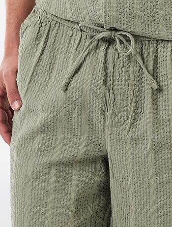 Bermudas em tecido tipo crépon