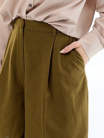 Bermudas largas em linho misto com pregas