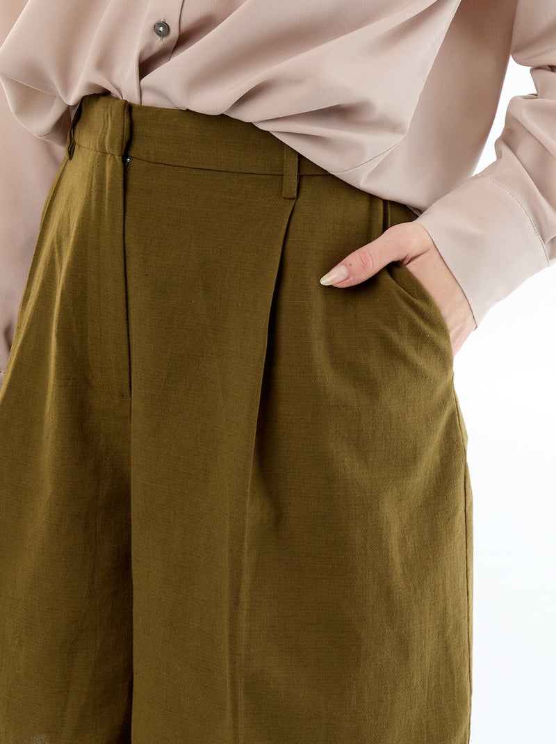 Bermudas largas em linho misto com pregas Caqui - Kiabi