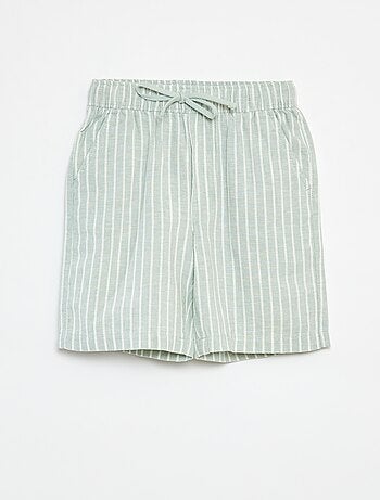 Bermudas leves às riscas