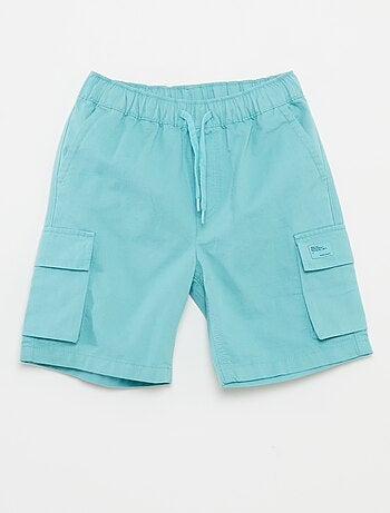 Bermudas lisas com bolsos com aba