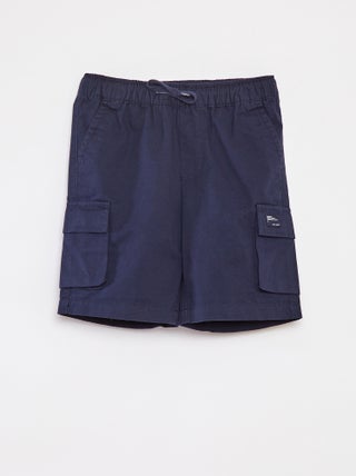 Bermudas lisas com bolsos com aba
