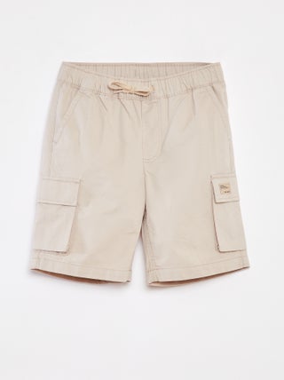 Bermudas lisas com bolsos com aba