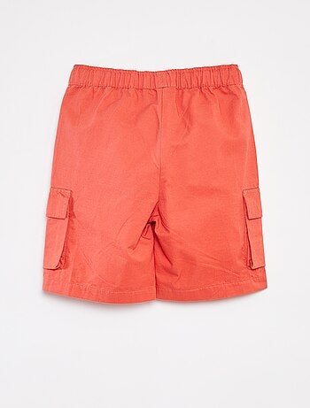 Bermudas lisas com bolsos com aba