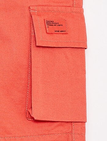 Bermudas lisas com bolsos com aba