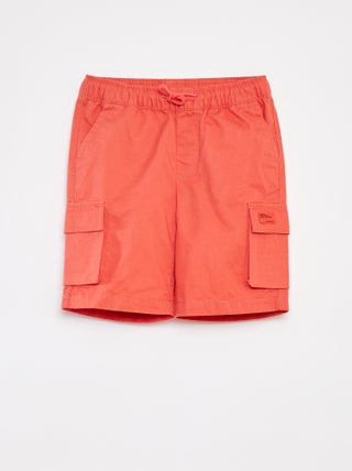 Bermudas lisas com bolsos com aba