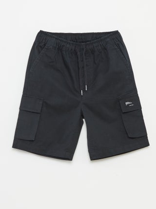 Bermudas lisas com bolsos com aba