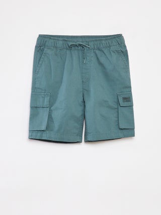 Bermudas lisas com bolsos com aba