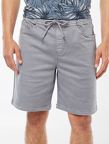 Bermudas lisas com cintura elástica e atilho para apertar