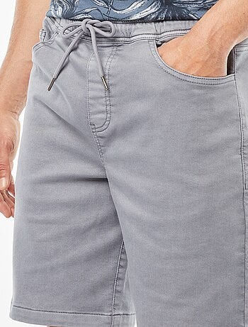 Bermudas lisas com cintura elástica e atilho para apertar