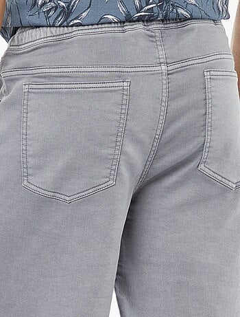 Bermudas lisas com cintura elástica e atilho para apertar