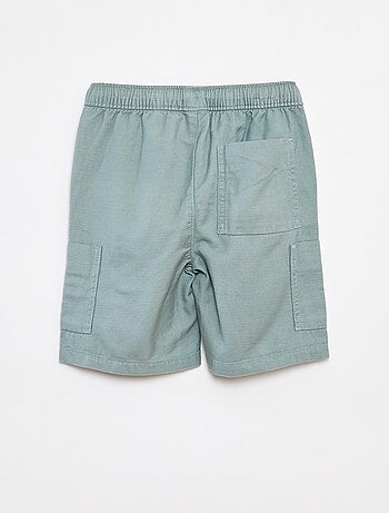 Bermudas lisas em sarja com bolsos