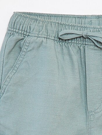 Bermudas lisas em sarja com bolsos