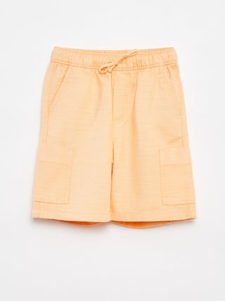 Bermudas lisas em sarja com bolsos