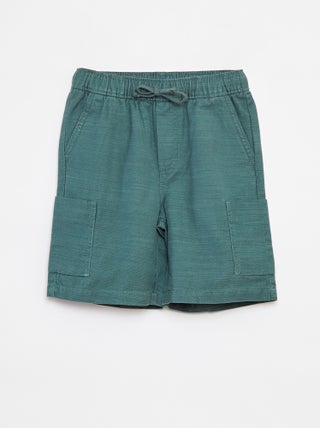 Bermudas lisas em sarja com bolsos