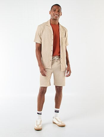 Bermudas material tipo crepe
às riscas
