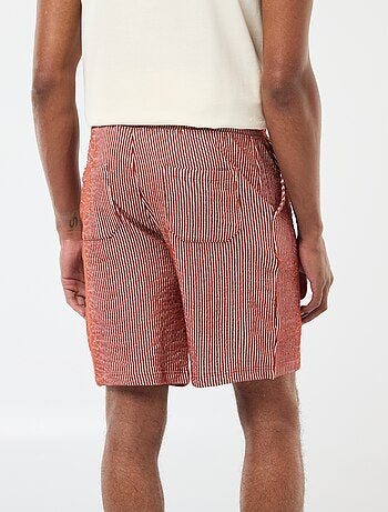 Bermudas material tipo crepe
às riscas