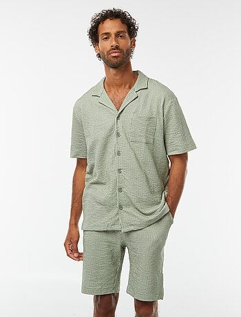 Bermudas material tipo crepe
às riscas