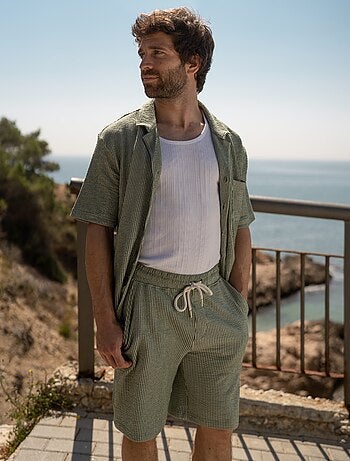 Bermudas material tipo crepe
às riscas
