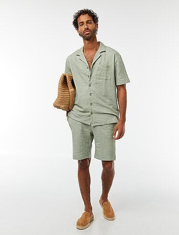 Bermudas material tipo crepe
às riscas