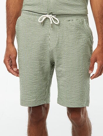 Bermudas material tipo crepe
às riscas