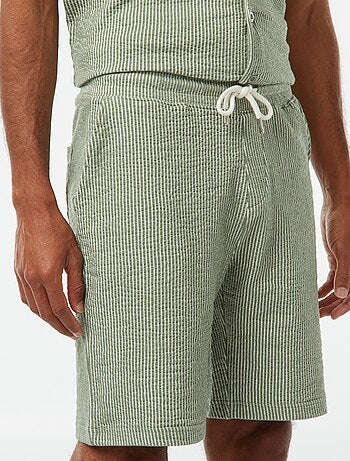 Bermudas material tipo crepe
às riscas