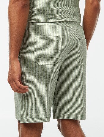 Bermudas material tipo crepe
às riscas