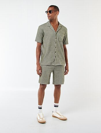 Bermudas material tipo crepe
às riscas