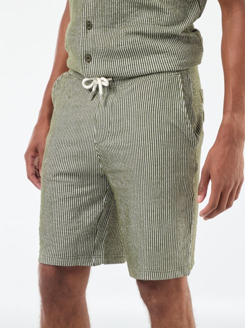 Bermudas material tipo crepe
às riscas - Kiabi Bermudas material tipo crepe
às riscas - Kiabi