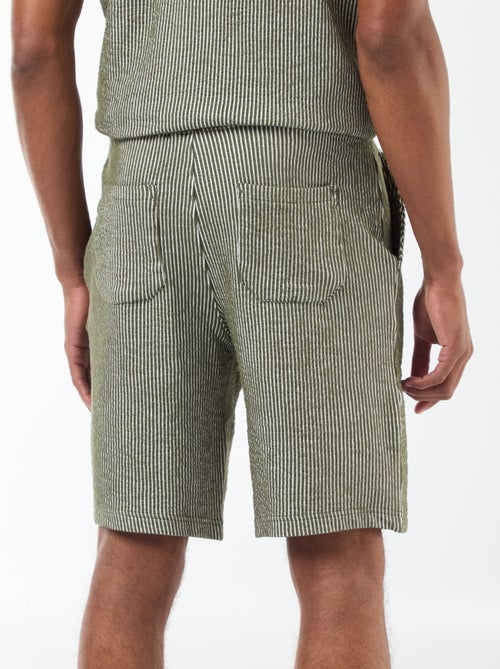 Bermudas material tipo crepe
às riscas - Kiabi Bermudas material tipo crepe
às riscas - Kiabi