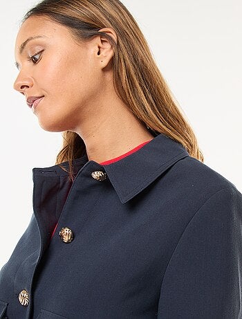 Blazer com botões dourados corte curto