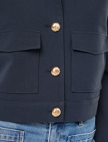 Blazer com botões dourados corte curto
