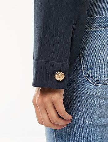 Blazer com botões dourados corte curto