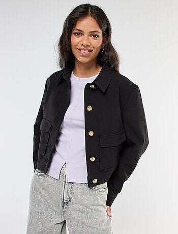 Blazer com botões dourados e corte curto