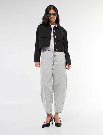 Blazer com botões dourados e corte curto