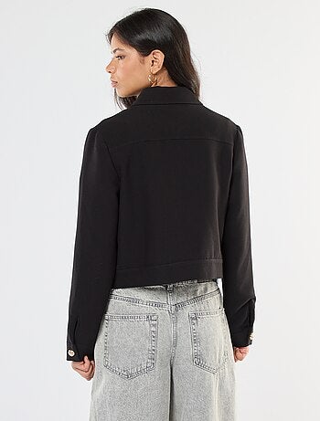 Blazer com botões dourados e corte curto