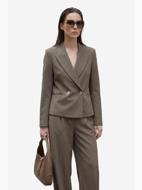 Blazer com gola xaile e botões my fashion - Kiabi Blazer com gola xaile e botões my fashion - Kiabi